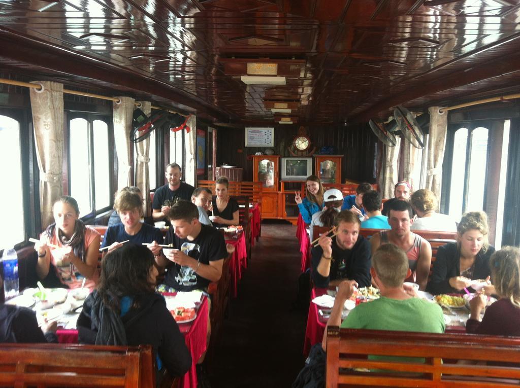 Thanh Tung Hotel Cat Ba Island Bagian luar foto